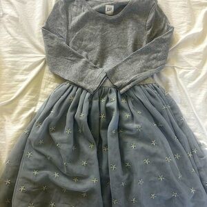 Pretty gray frilly dress w sprakly star details for girls
